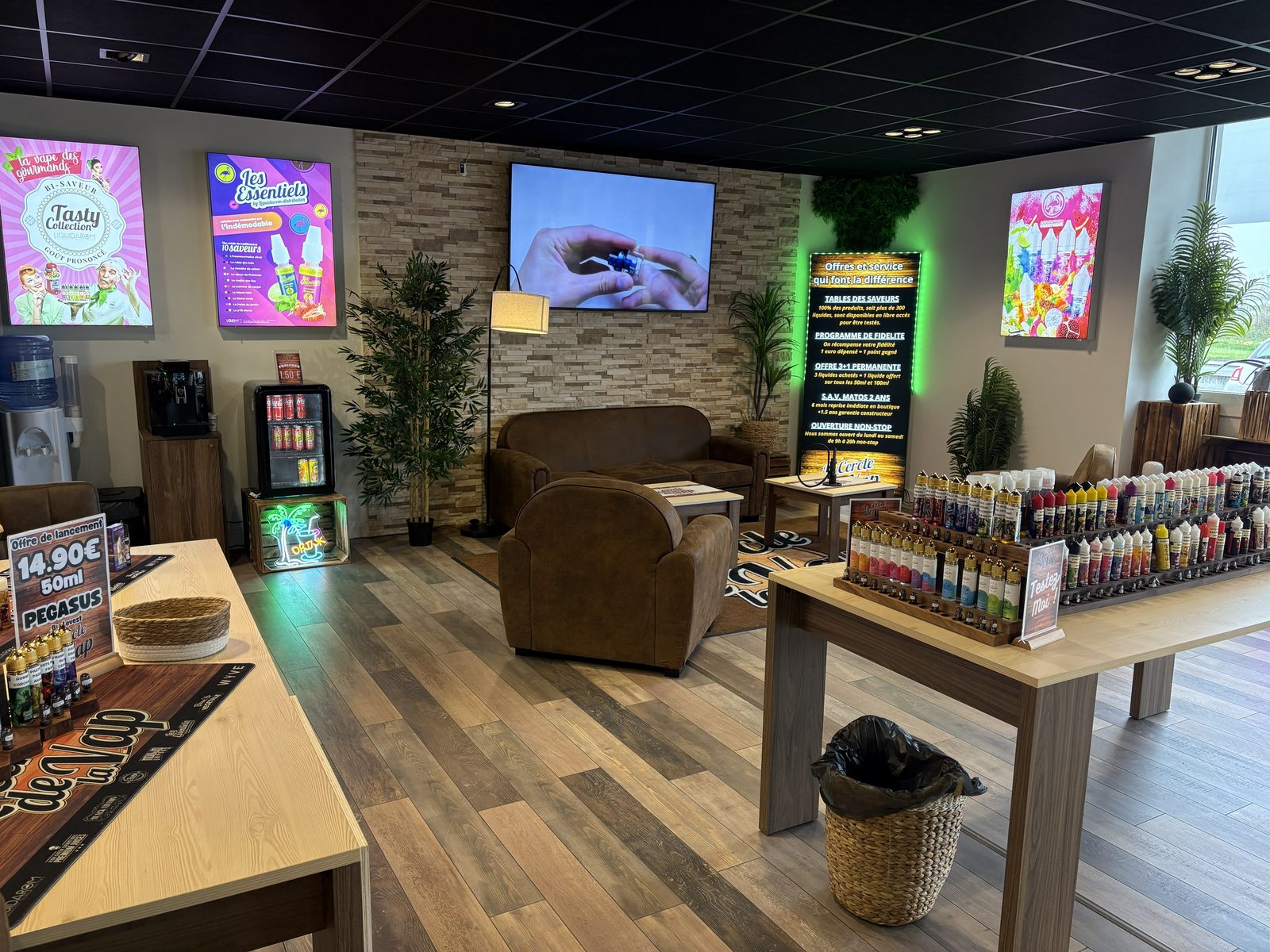 Coin café et boissons de la boutique avec fontaine à eau, machine à café et fauteuils club