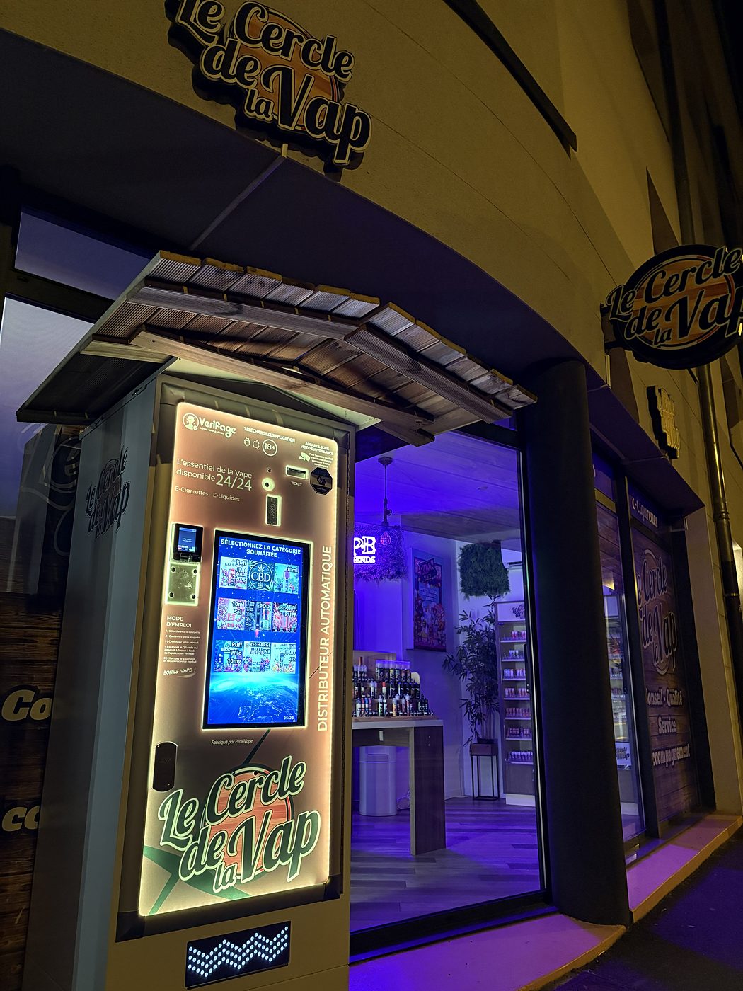 Distributeur automatique Le Cercle de la Vap devant la boutique Verdier, 62 avenue François Verdier à Albi