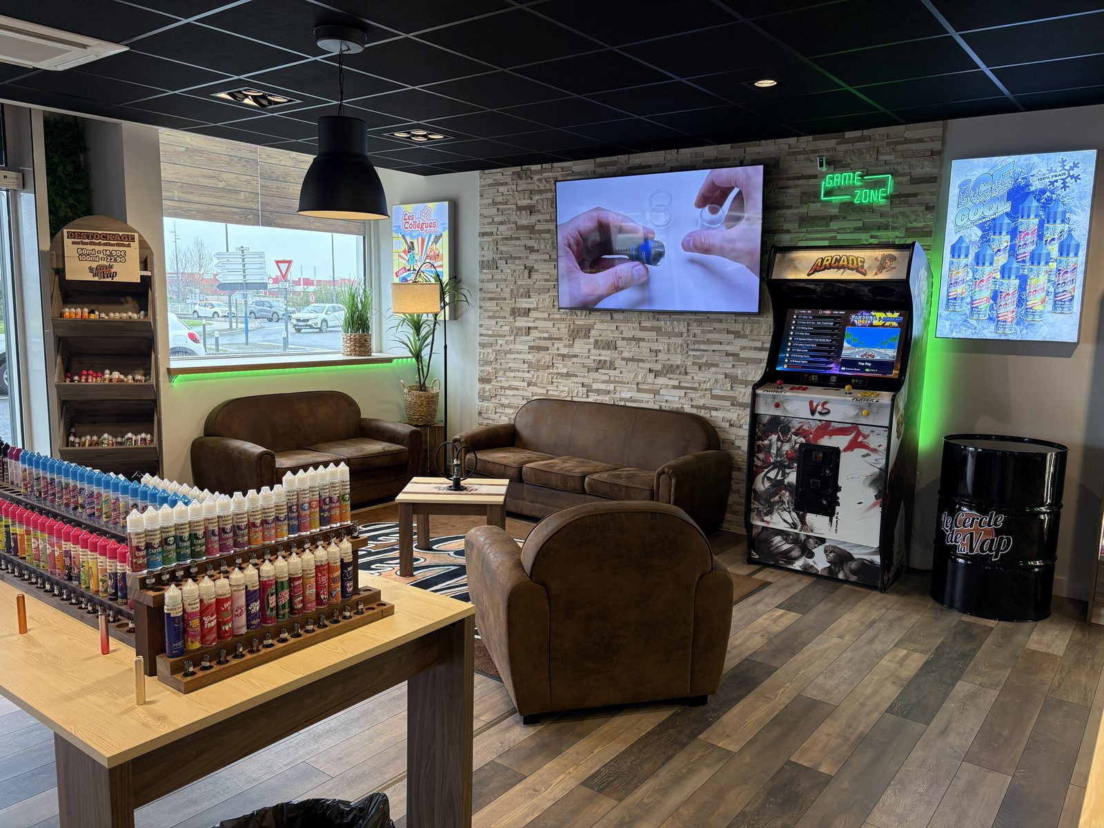 Game Zone de la boutique : borne d'arcade et fauteuils club