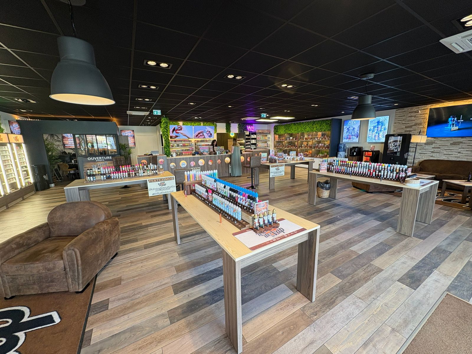 Tables des saveurs : plus de 350 e-liquides en test libre en boutique